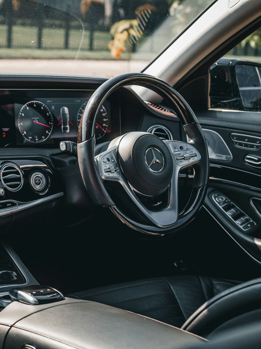 Steering wheel and dashboard of a Mercedes